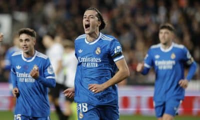 El defensa del Real Madrid Álvaro Carreras celebra tras marcar ante el Valencia, durante el partido de LaLiga de fútbol que Valencia CF y Real Madrid disputaron en el estadio de Mestalla. EFE/Kai Forsterling