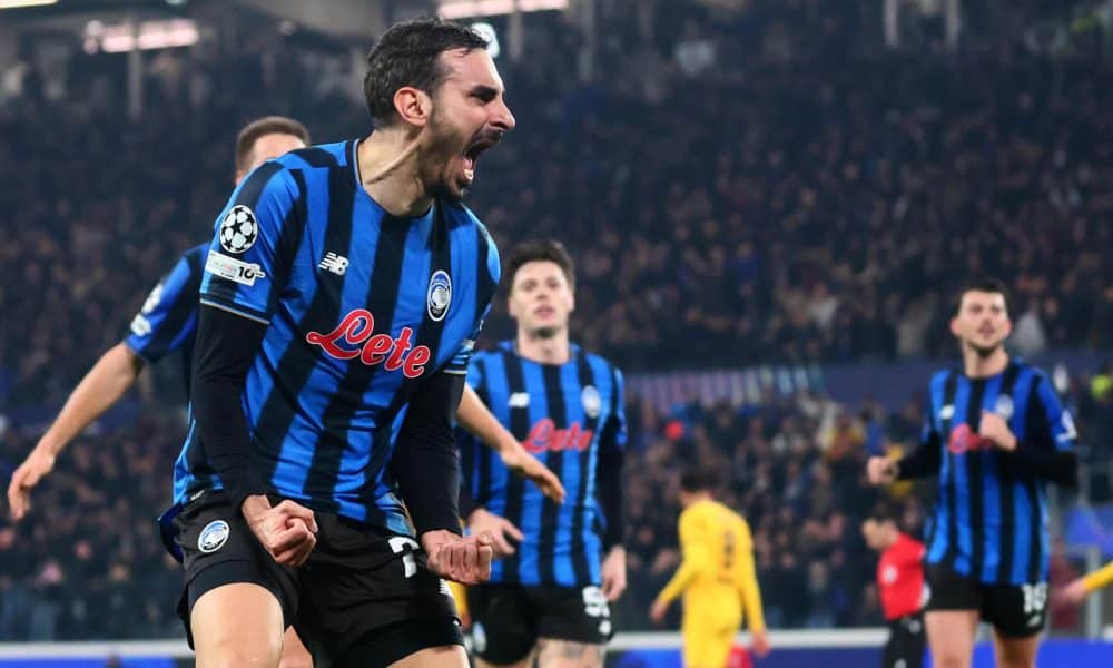 El jugador del Atalanta Davide Zappacosta celebra el 2-0 durante el partido de la fase de acceso a octavos de la ing the UEFA Champions League que han jugado Atalanta BC y Borussia Dortmund en el Bergamo Stadium en Bérgamo, Italia. EFE/EPA/MICHELE MARAVIGLIA
