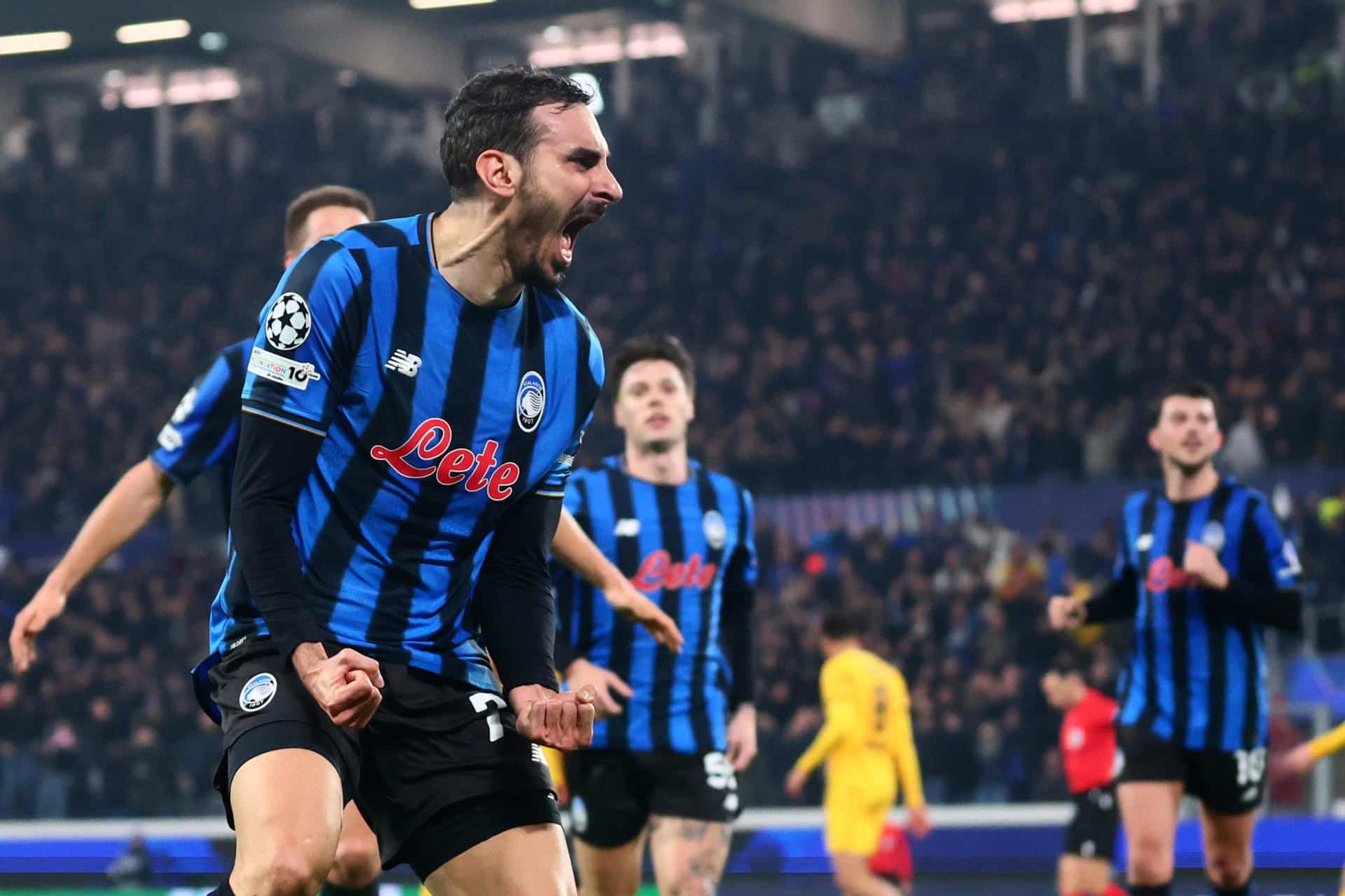 El jugador del Atalanta Davide Zappacosta celebra el 2-0 durante el partido de la fase de acceso a octavos de la ing the UEFA Champions League que han jugado Atalanta BC y Borussia Dortmund en el Bergamo Stadium en Bérgamo, Italia. EFE/EPA/MICHELE MARAVIGLIA