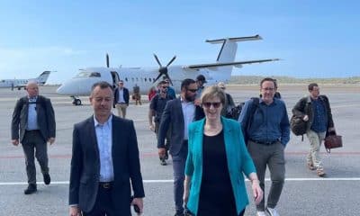 La embajadora Laura Dogu (c) camina a su llegada este sábado, al aeropuerto Internacional Simón Bolívar en Maiquetía a 27 km de Caracas (Venezuela). EFE/ Embajada de EE.UU. en Venezuela