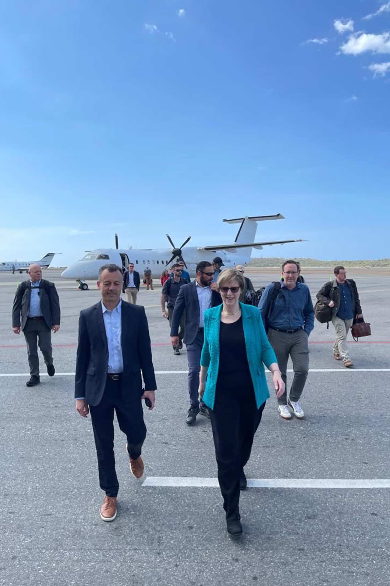 La embajadora Laura Dogu (c) camina a su llegada este sábado, al aeropuerto Internacional Simón Bolívar en Maiquetía a 27 km de Caracas (Venezuela). EFE/ Embajada de EE.UU. en Venezuela