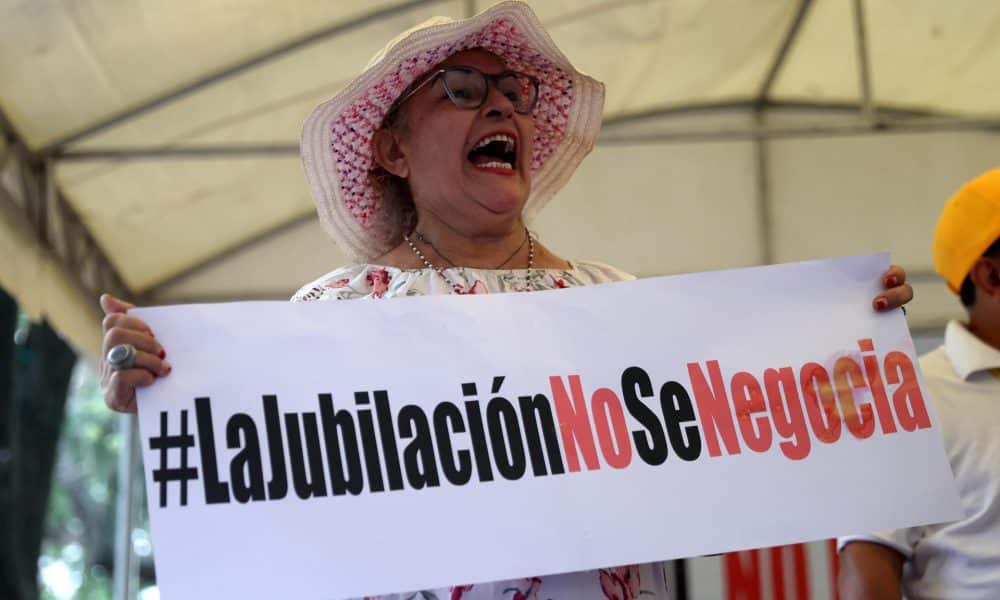 Una mujer sostiene un cartel durante una marcha este martes, en Asunción (Paraguay). EFE/ Juan Pablo Pino