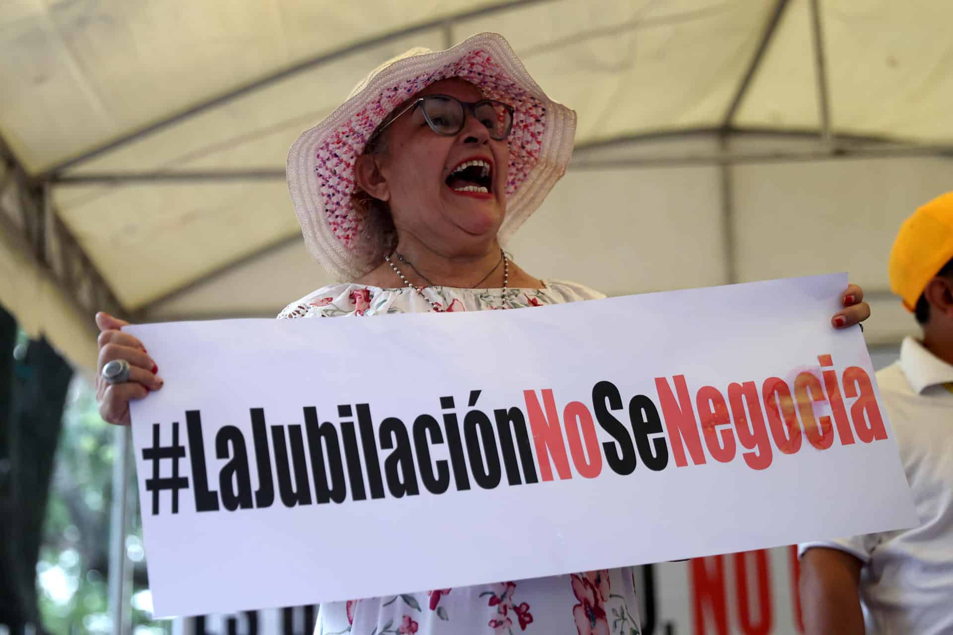 Una mujer sostiene un cartel durante una marcha este martes, en Asunción (Paraguay). EFE/ Juan Pablo Pino