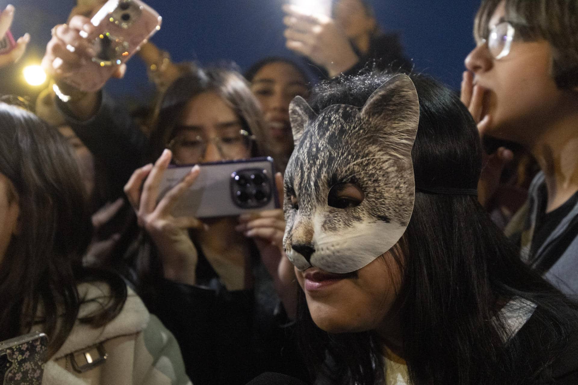 Una adolescente que se siente gata este sábado cuando centenares de jóvenes se han congregado a la espectativa de la concentración de therians que estaba prevista en Barcelona. EFE/ Marta Pérez