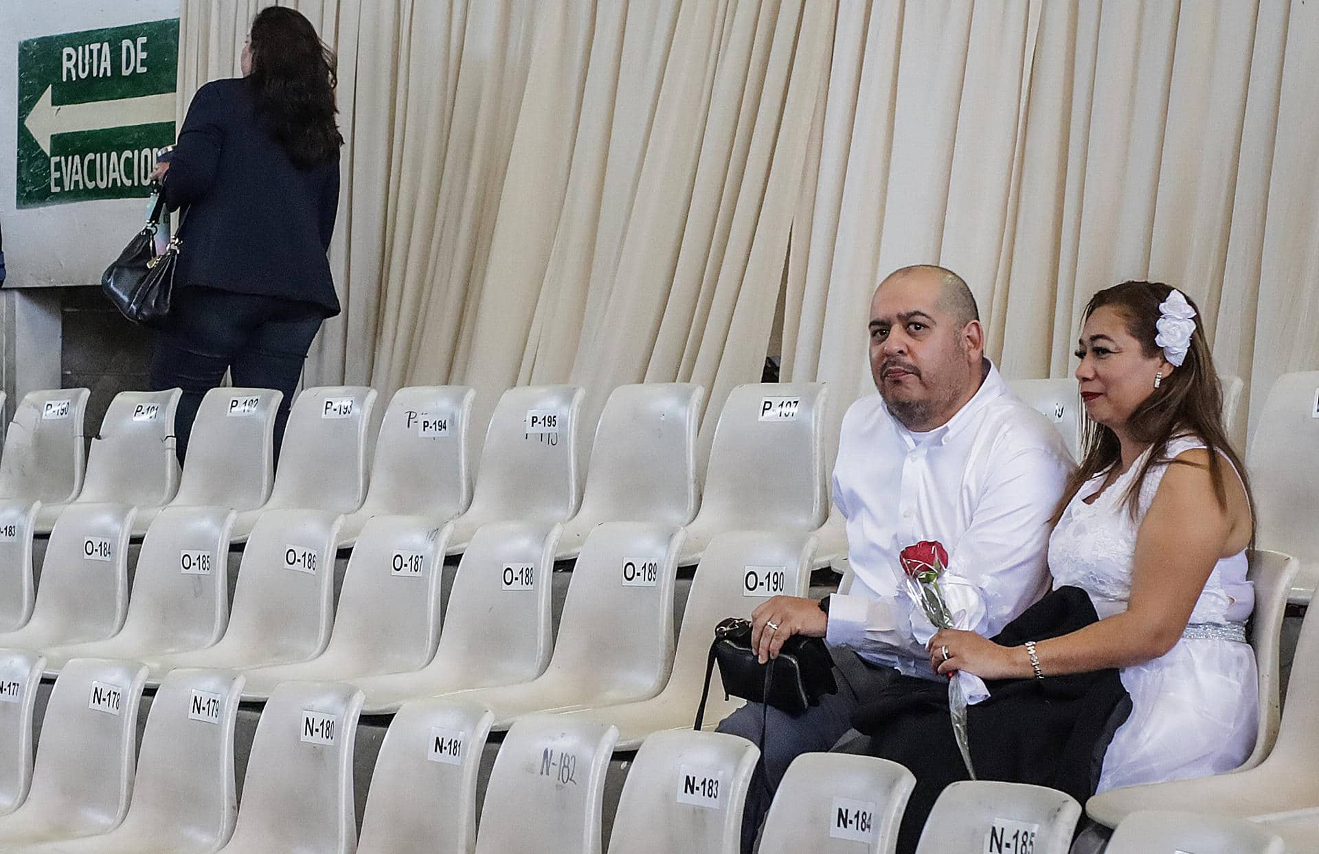 Parejas contraen matrimonio durante una boda colectiva en la ciudad de Tijuana, Baja California (México). Imagen de archivo. EFE/Joebeth Terriquez