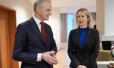 El primer ministro noruego Jonas Gahr Store (i), este lunes durante su reunión con la jefa de Asuntos Exteriores de la UE Kaja Kallas, en Oslo. EFE/EPA/Ole Berg-Rusten NORWAY OUT