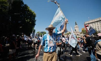 Personas participan en una manifestación contra la reforma laboral propuesta por el Gobierno de Javier Milei, este viernes, en Buenos Aires (Argentina). EFE/ Juan Ignacio Roncoroni
