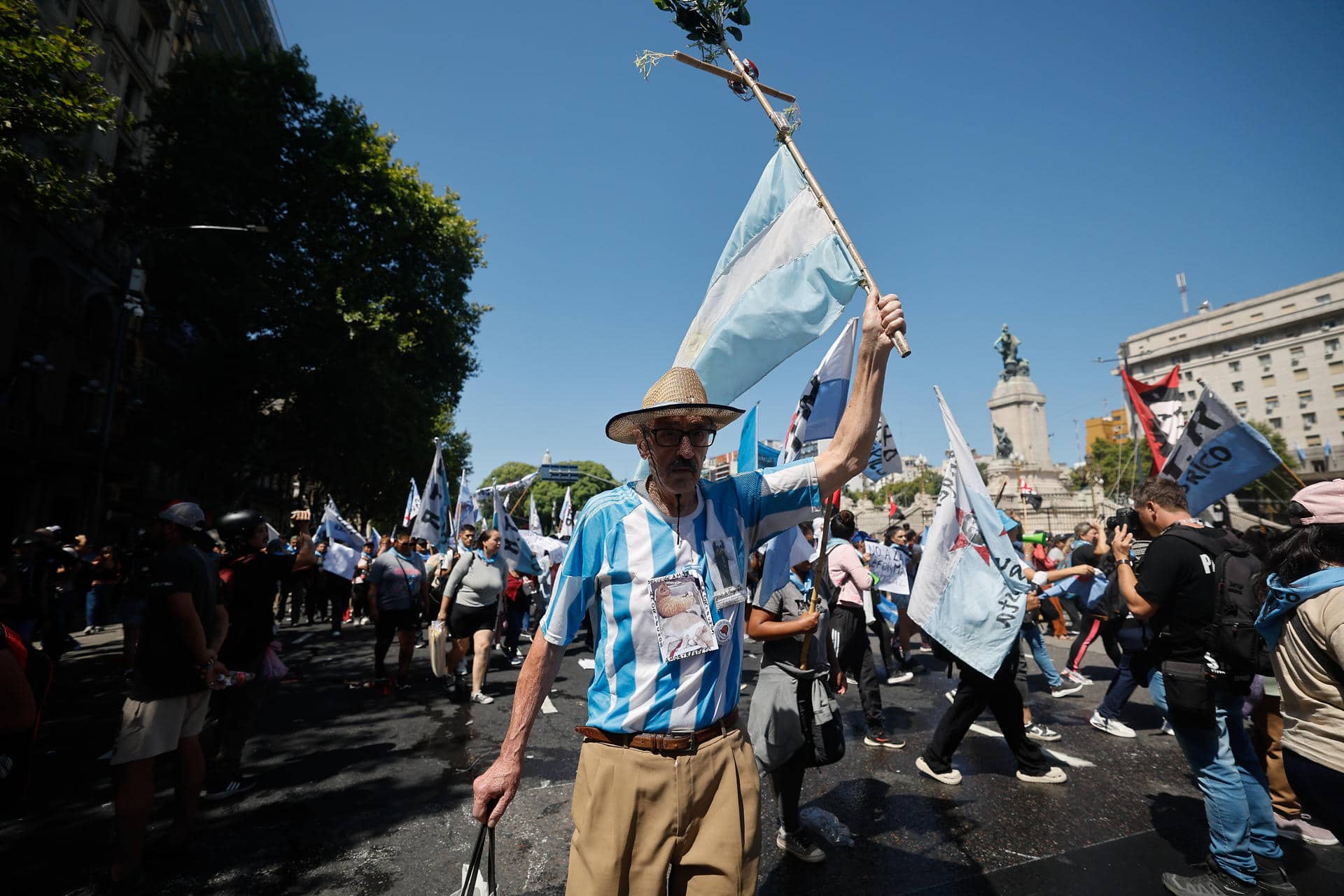 Personas participan en una manifestación contra la reforma laboral propuesta por el Gobierno de Javier Milei, este viernes, en Buenos Aires (Argentina). EFE/ Juan Ignacio Roncoroni