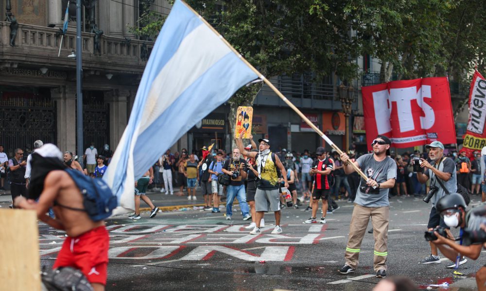 Fotografía del 11 de febrero de 2026 de personas participando en una manifestación contra la reforma laboral en Buenos Aires (Argentina). EFE/ Juan Ignacio Roncoroni