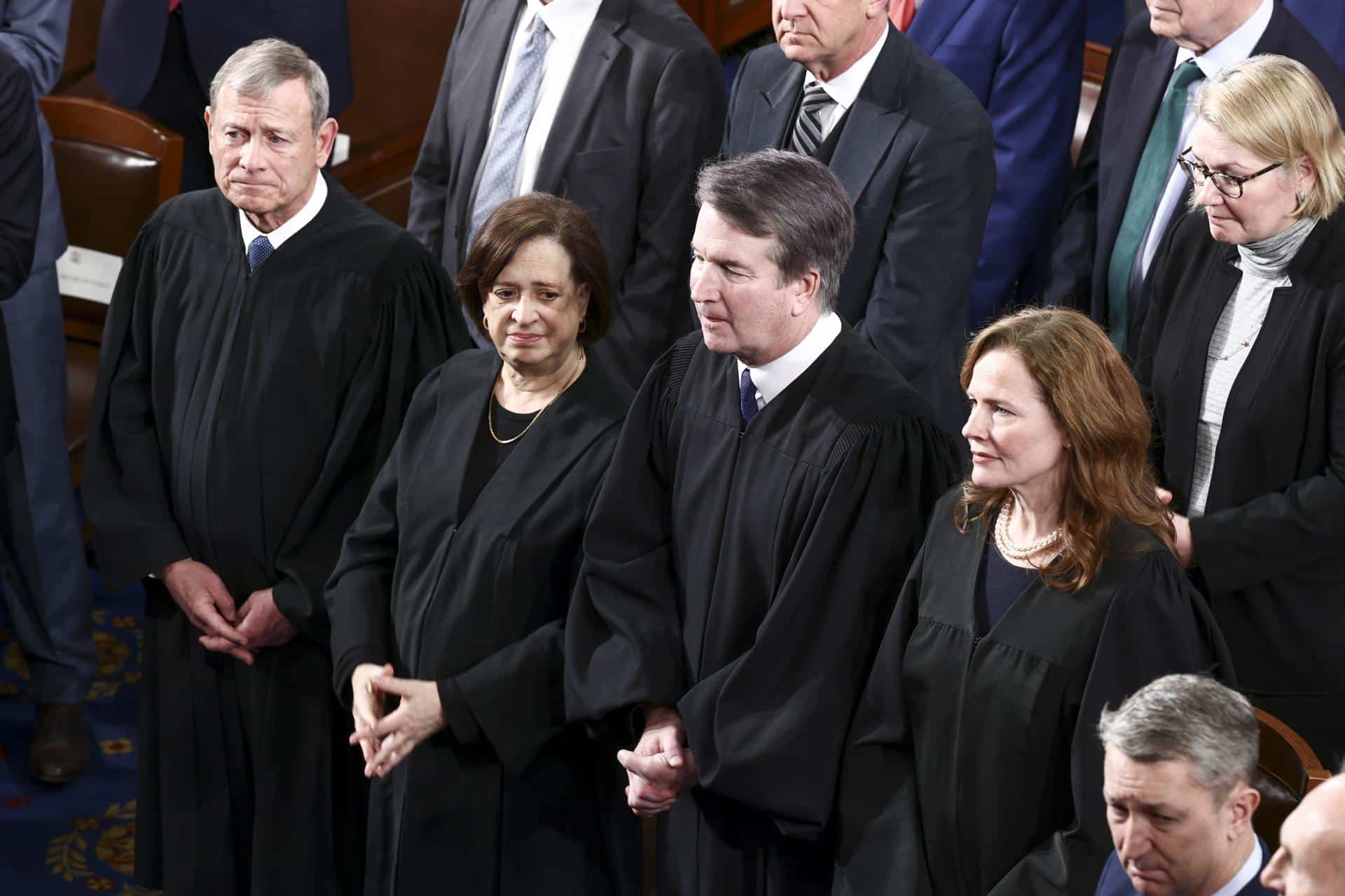 (De izq. a der.) El presidente de la Corte Suprema, John Roberts; la jueza asociada de la Corte Suprema, Elena Kagan; el juez asociado de la Corte Suprema, Brett Kavanaugh; y la jueza asociada de la Corte Suprema, Amy Coney Barrett, durante el discurso sobre el Estado de la Unión del presidente estadounidense Donald Trump. EFE/EPA/JIM LO SCALZO