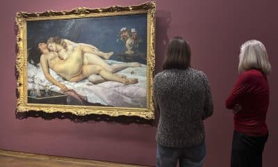 'El Sueño', uno de los cuadros más famosos de Gustave Courbet, en la primera gran muestra monográfica dedicada al artista en Austria. La exposición 'Realista y Rebelde' es la primera gran muestra monográfica dedicada al artista en Viena y que abarca todas las fases de la obra del pintor francés. La exposición, inaugurada este jueves en el Museo Leopold de Viena y abierta al público hasta el 21 de junio, reúne cerca de 130 piezas entre pinturas, dibujos y documentos procedentes de importantes colecciones como el propio Museo de Orsay, el Museo Nacional Thyssen-Bornemisza de Madrid o el Metropolitan Museum of Art de Nueva York.-EFE/ Sara Corsellas