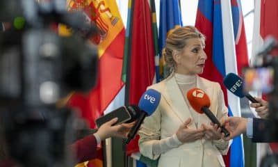 La vicepresidenta segunda y ministra de Trabajo de España, Yolanda Díaz, habla con periodistas en la sede de Naciones Unidas este jueves, en Nueva York (Estados Unidos). EFE/ Angel Colmenares