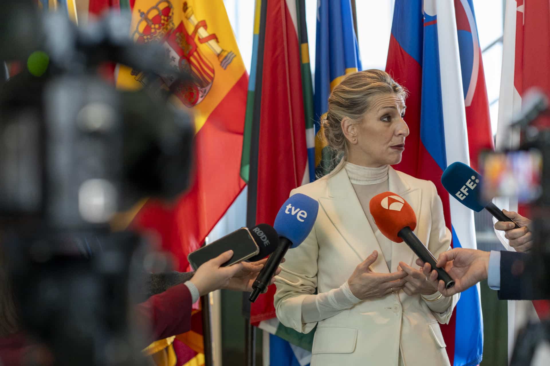 La vicepresidenta segunda y ministra de Trabajo de España, Yolanda Díaz, habla con periodistas en la sede de Naciones Unidas este jueves, en Nueva York (Estados Unidos). EFE/ Angel Colmenares