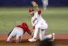 Junior Lake (i) de República Dominicanase barre a segunda base ante Michael Wielansky (d) de México Rojo este domingo, durante un partido de La Serie del Caribe de Béisbol 2026. EFE/ Francisco Guasco