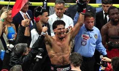 El puertorriqueño Xander Zayas (c), de 23 años, celebra este sábado en San Juan el triunfo que le ha permitido unificar los títulos del peso superwélter de la Organización (OMB) y la Asociación Mundial de Boxeo (AMB). EFE/ Thais Llorca