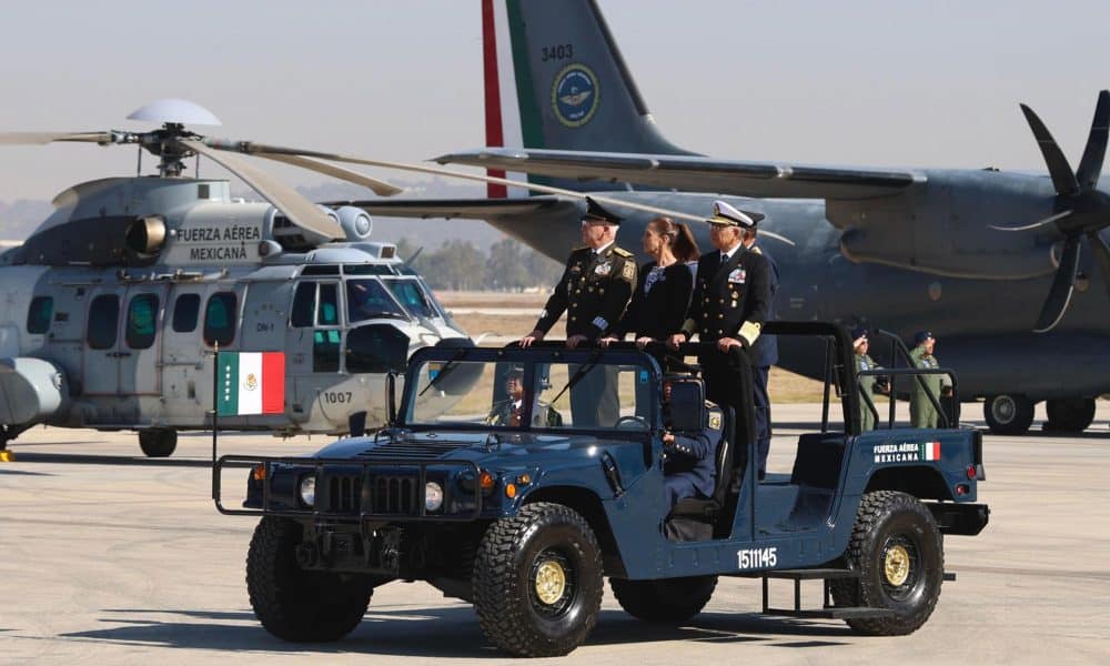 Fotografía cedida por la Presidencia de México de la mandataria mexicana Claudia Sheinbaum (c), el secretario de la Defensa Nacional, Ricardo Trevilla (i) y el secretario de Marina, Raymundo Pedro Morales (d) durante un acto protocolario este martes, en la base área de Santa Lucía (México). EFE/Presidencia de México/SOLO USO EDITORIAL/NO VENTAS/SOLO USO EDITORIAL/SOLO DISPONIBLE PARA ILUSTRAR LA NOTICIA QUE ACOMPAÑA (CRÉDITO OBLIGATORIO)
