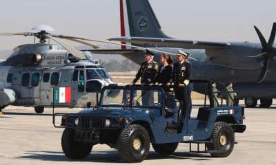Fotografía cedida por la Presidencia de México de la mandataria mexicana Claudia Sheinbaum (c), el secretario de la Defensa Nacional, Ricardo Trevilla (i) y el secretario de Marina, Raymundo Pedro Morales (d) durante un acto protocolario este martes, en la base área de Santa Lucía (México). EFE/Presidencia de México/SOLO USO EDITORIAL/NO VENTAS/SOLO USO EDITORIAL/SOLO DISPONIBLE PARA ILUSTRAR LA NOTICIA QUE ACOMPAÑA (CRÉDITO OBLIGATORIO)