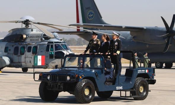 Fotografía cedida por la Presidencia de México de la mandataria mexicana Claudia Sheinbaum (c), el secretario de la Defensa Nacional, Ricardo Trevilla (i) y el secretario de Marina, Raymundo Pedro Morales (d) durante un acto protocolario este martes, en la base área de Santa Lucía (México). EFE/Presidencia de México/SOLO USO EDITORIAL/NO VENTAS/SOLO USO EDITORIAL/SOLO DISPONIBLE PARA ILUSTRAR LA NOTICIA QUE ACOMPAÑA (CRÉDITO OBLIGATORIO)
