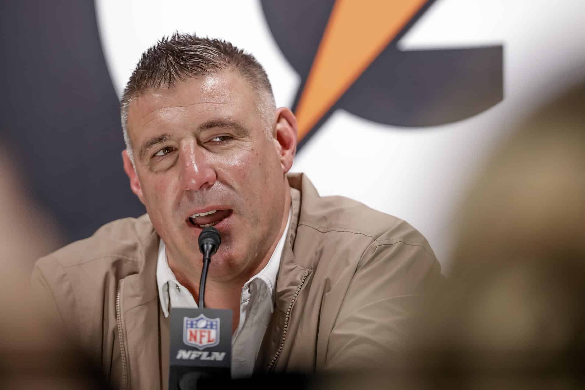 El entrenador de New England Patriots, Mike Vrabel ,afirmó este lunes en Santa Clara (California) que su equipo se siente cómodo sin la etiqueta de favorito para conquistar el Super Bowl LX este domingo frente a Seattle Seahawks. EFE/EPA/JOHN G. MABANGLO