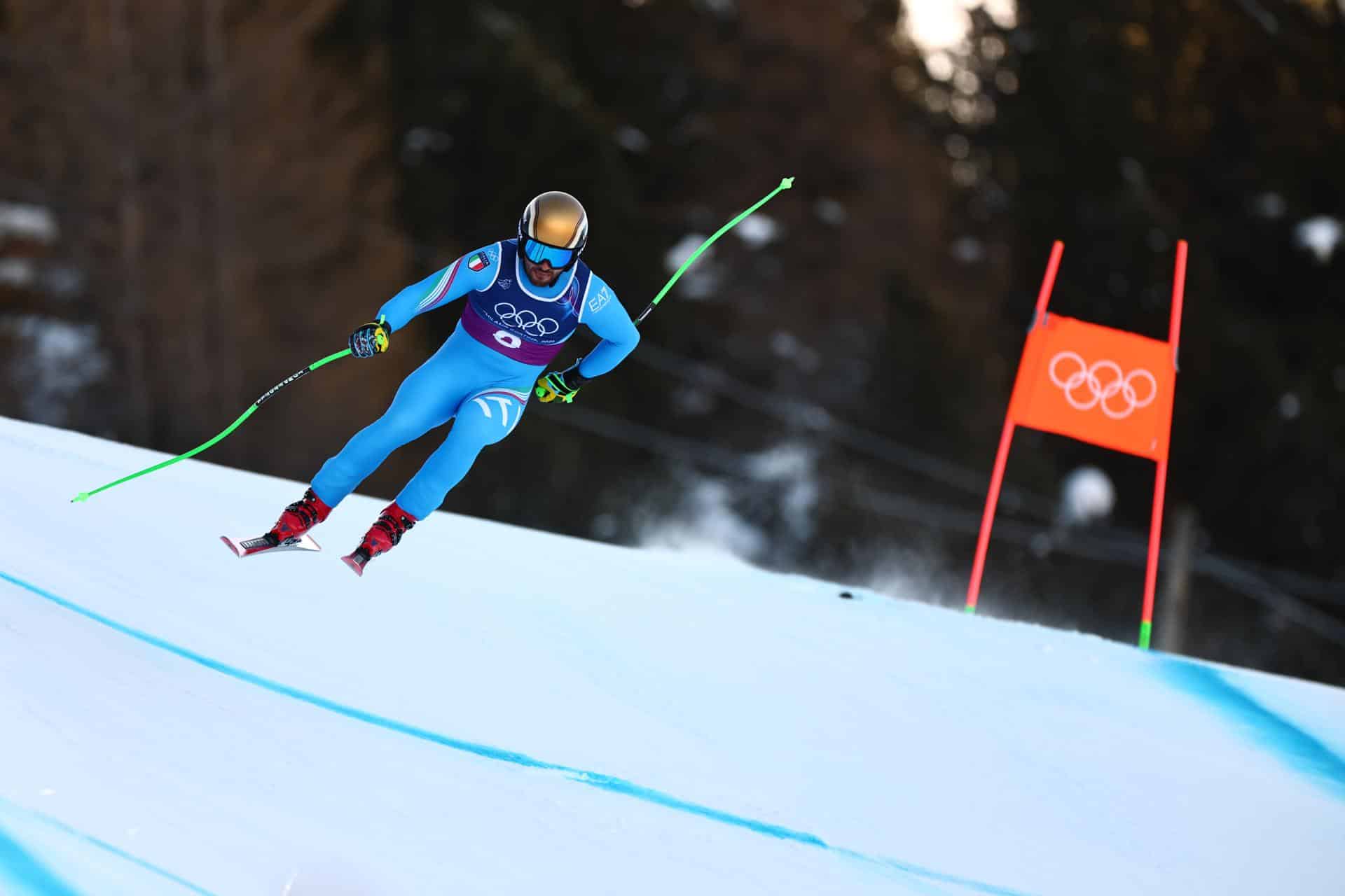 El esquiador italiano Giovanni Franzoni  compite en el Descenso del Equipo Combinado Masculino de las competiciones de Esquí Alpino en los Juegos Olímpicos de Invierno Milano Cortina 2026, en el centro de esquí Stelvio en Bormio, Italia. EFE/EPA/ANNA SZILAGYI
