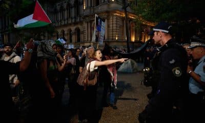 SYDNEY (Australia), 09/02/2026.- Personas protestan en Sídney contra la visita a Australia del presidente de Israel, Isaac Herzog. EFE/EPA/FLAVIO BRANCALEONE AUSTRALIA AND NEW ZEALAND OUT