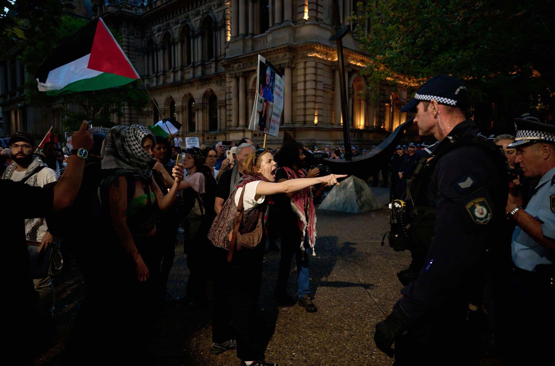 SYDNEY (Australia), 09/02/2026.- Personas protestan en Sídney contra la visita a Australia del presidente de Israel, Isaac Herzog. EFE/EPA/FLAVIO BRANCALEONE AUSTRALIA AND NEW ZEALAND OUT