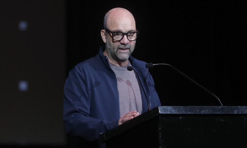 El director de Vive Latino, Jordi Puig, habla hoy durante la presentación de la edición del festival musical, en el teatro Metropólitan de Ciudad de México (México). Imagen de archivo. EFE/Isaac Esquivel