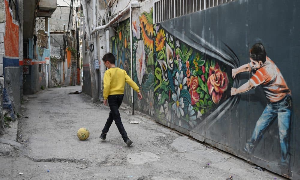 Un niño juega con una pelota en Silwán, un barrio árabe de Este de Jerusalén, donde cientos de familias están bajo amenaza de demolición de sus viviendas por parte del Gobierno israelí. EFE/Magda Gibelli