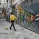 Un niño juega con una pelota en Silwán, un barrio árabe de Este de Jerusalén, donde cientos de familias están bajo amenaza de demolición de sus viviendas por parte del Gobierno israelí. EFE/Magda Gibelli