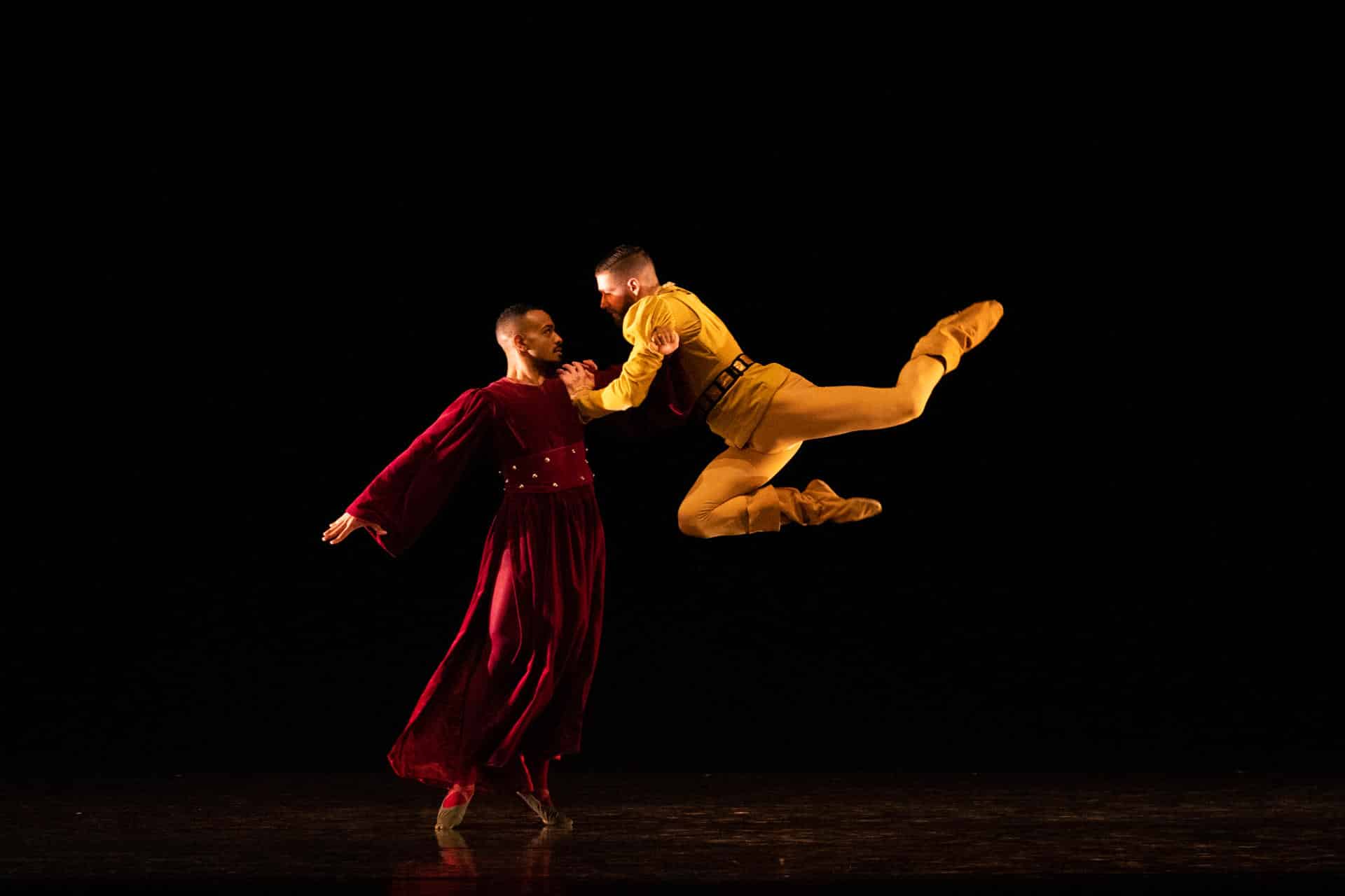 Fotografía sin fecha, cedida por Allison Armfield de dos bailarines del Limón Dance Company (LDC) durante la representación del ballet 'The Moor's Pavane' coreografíado por el mexicano José Limón. EFE/ Allison Armfield /SOLO USO EDITORIAL/NO VENTAS/SOLO DISPONIBLE PARA ILUSTRAR LA NOTICIA QUE ACOMPAÑA (CRÉDITO OBLIGATORIO)