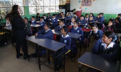 Niños asisten a clase en la Escuela Oficial Miguel García Granados este lunes, en Ciudad de Guatemala (Guatemala). EFE/ Mariano Macz
