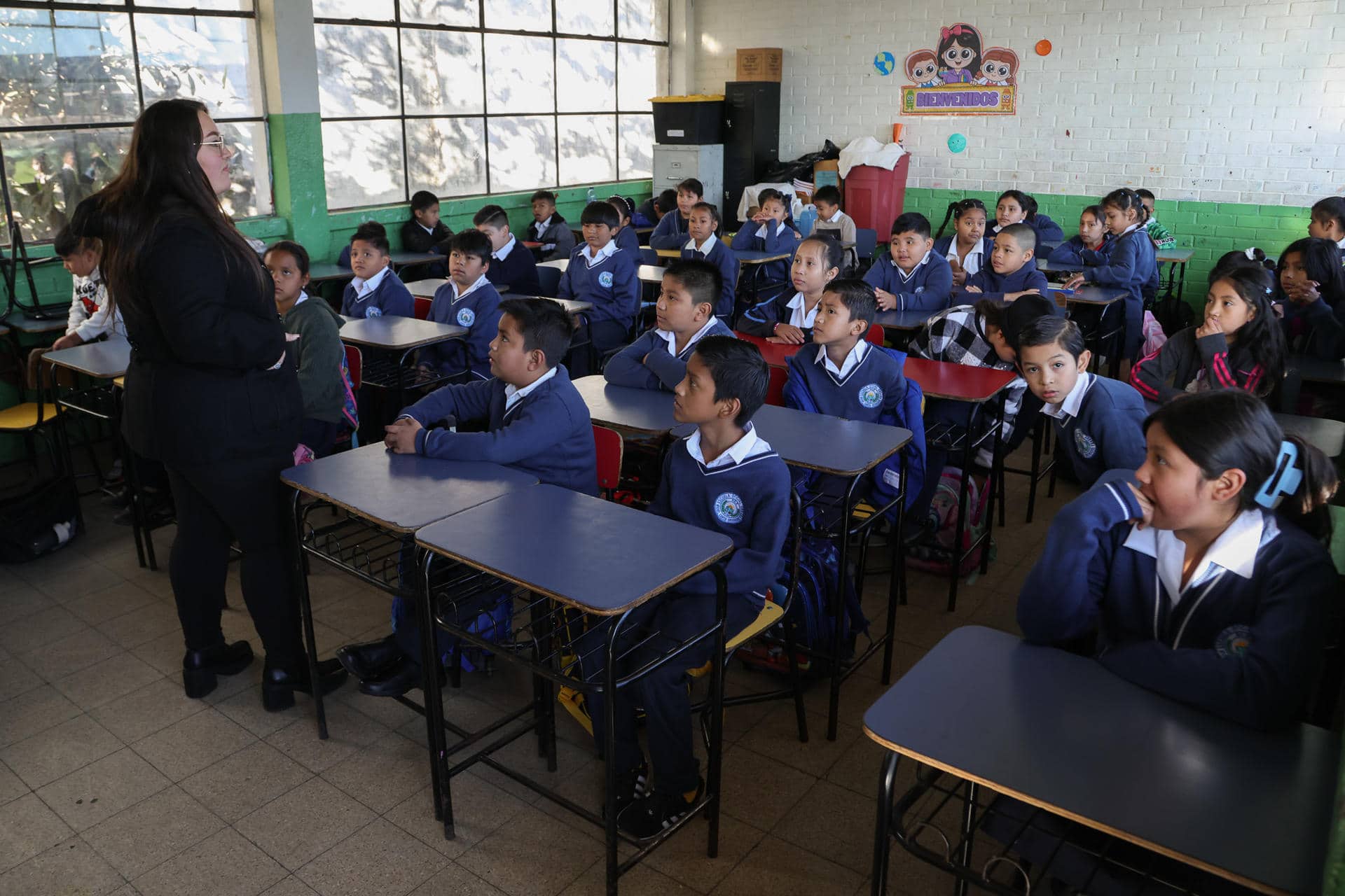 Niños asisten a clase en la Escuela Oficial Miguel García Granados este lunes, en Ciudad de Guatemala (Guatemala). EFE/ Mariano Macz
