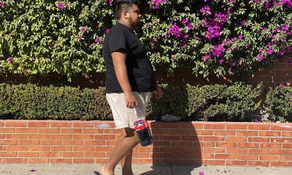 Un persona con obesidad camina hoy por una calle de la Ciudad de México (México). Imagen de archivo. EFE/Alex Cruz
