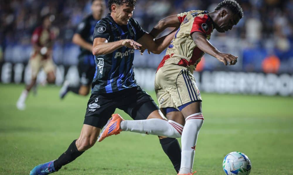 Santiago Strasorier (i), de Liverpool, disputa un balón con John Montaño, de Independiente Medellín, en un partido de la Copa Libertadores entre Liverpool e Independiente Medellín en el estadio Alfredo Víctor Viera de Montevideo (Uruguay). EFE/Gastón Britos