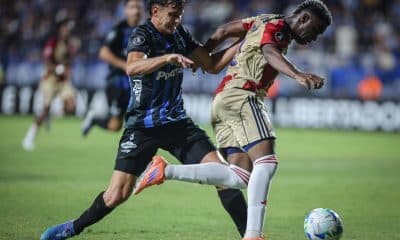 Santiago Strasorier (i), de Liverpool, disputa un balón con John Montaño, de Independiente Medellín, en un partido de la Copa Libertadores entre Liverpool e Independiente Medellín en el estadio Alfredo Víctor Viera de Montevideo (Uruguay). EFE/Gastón Britos
