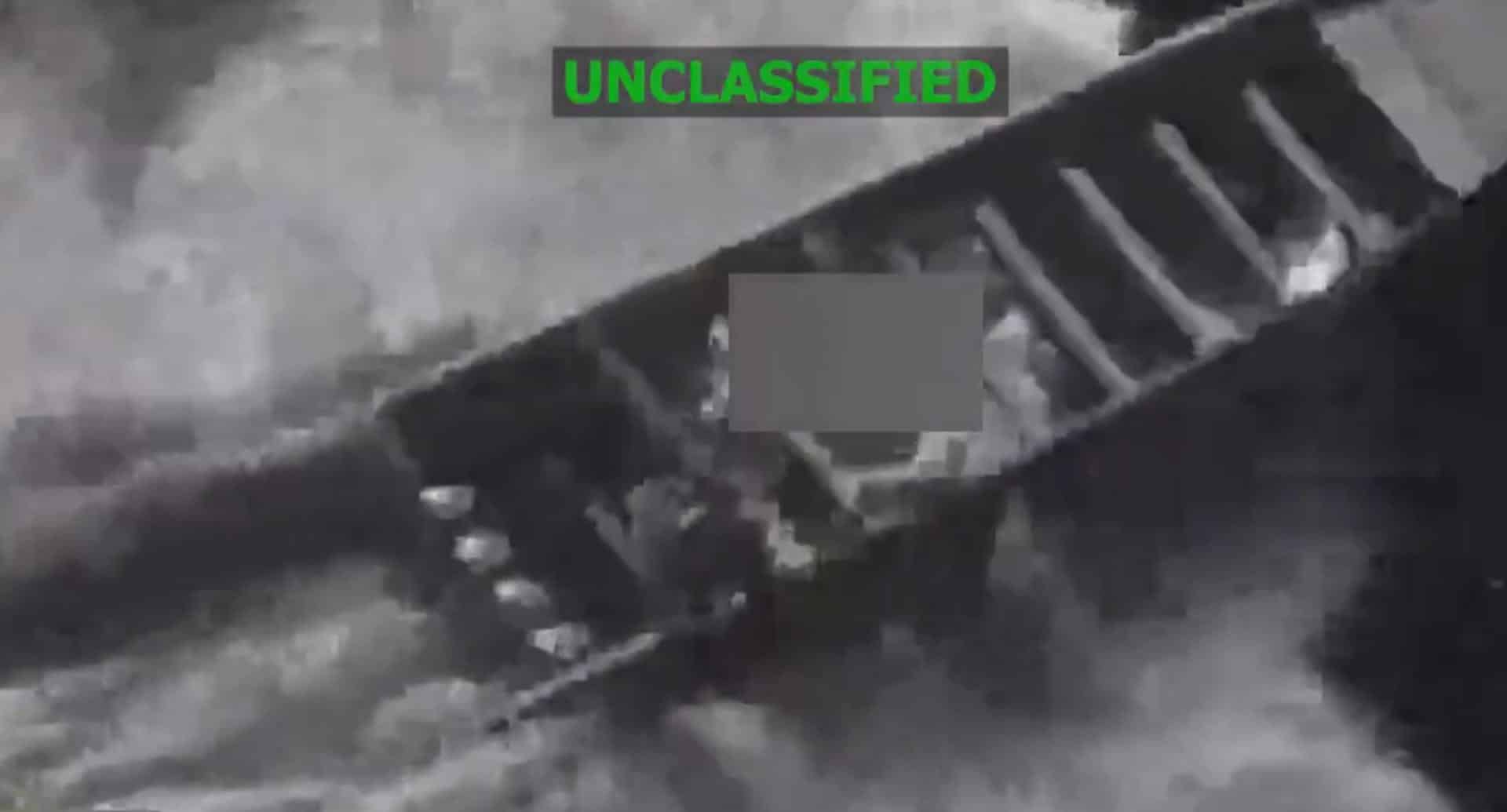 Captura de video tomada de la cuenta oficial de la red social X @Southcom del Comando Sur de Estados Unidos que muestra el ataque a una lancha este lunes en aguas internacionales. EFE/ @Southcom