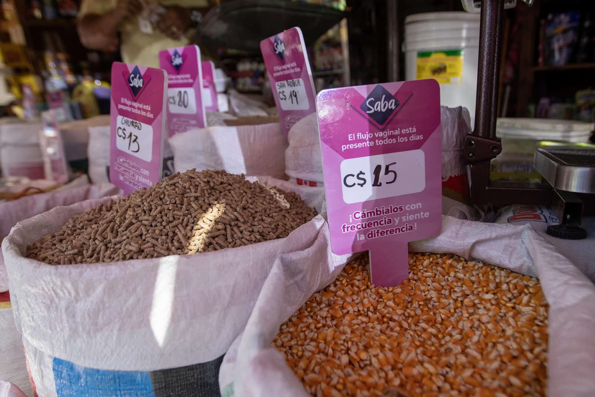 Fotografía que muestra bolsas de granos en una tienda, este 5 de febrero de 2026, en Managua (Nicaragua). EFE/ STR