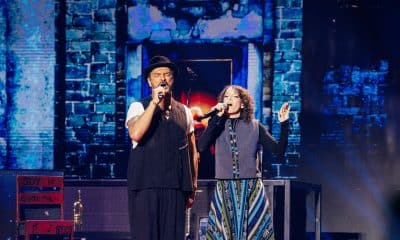 AFotografía cedida por Metaforfosis donde aparecen los guatemaltecos Ricardo Arjona y Gaby Moreno cantando este miércoles, en Nueva York (Estados Unidos). EFE/ Metamorfosis