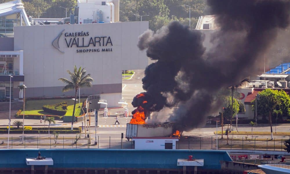 Fotografía aérea donde se ve camión incendiándose tras reacciones violentas por el abatimiento de Nemesio Rubén Oseguera Cervantes, alias 'El Mencho', líder del Cártel Jalisco Nueva Generación (CJNG) este domingo, en Puerto Vallarta (México).  EFE/ Gerardo Santillán