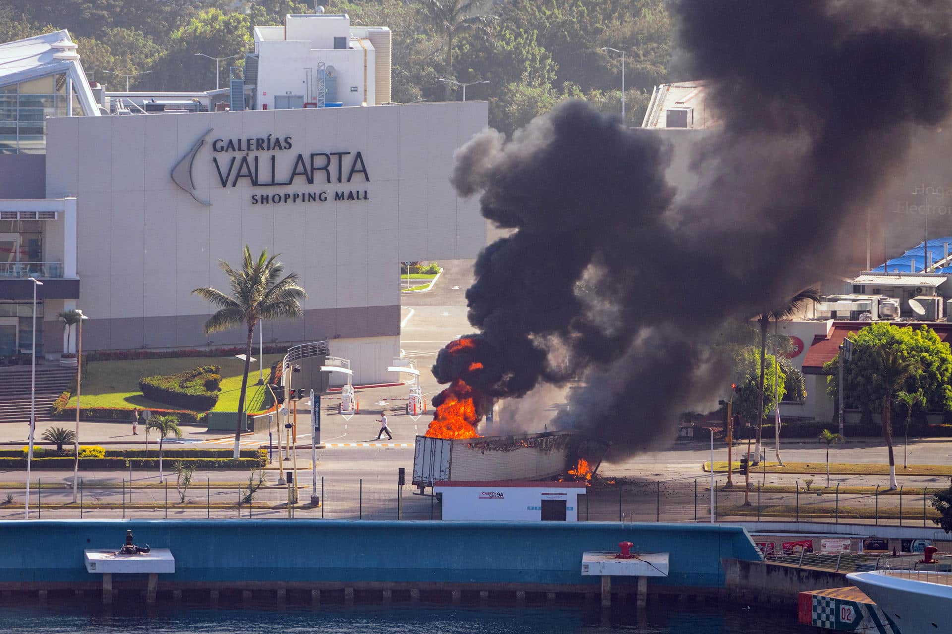 Fotografía aérea donde se ve camión incendiándose tras reacciones violentas por el abatimiento de Nemesio Rubén Oseguera Cervantes, alias 'El Mencho', líder del Cártel Jalisco Nueva Generación (CJNG) este domingo, en Puerto Vallarta (México).  EFE/ Gerardo Santillán