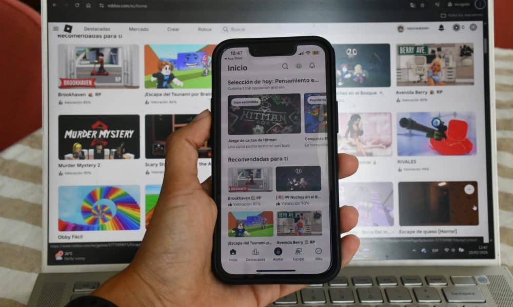Fotografía que muestra una persona sosteniendo un teléfono móvil con la aplicación Roblox en funcionamiento este martes, en Sídney (Australia). Las autoridades australianas emitieron un aviso al videojuego en línea Roblox y anunciaron que pondrán a prueba sus sistemas de seguridad, tras reiteradas denuncias sobre el uso de la plataforma para el acoso y la captación sexual de menores. EFE/ Edurne Morillo