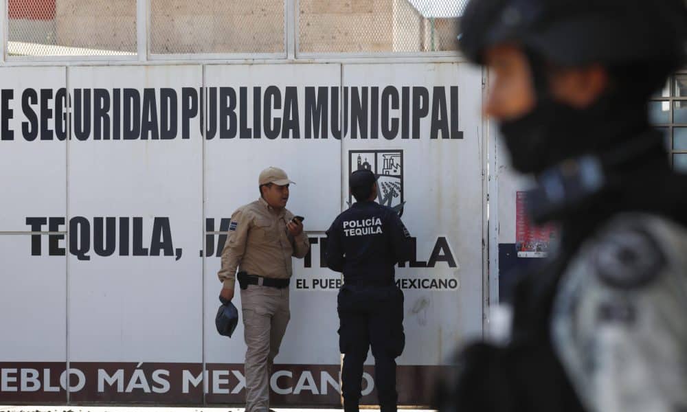 Integrantes de la Guardia Nacional y de la policía custodian las instalaciones de una comisaría en el municipio de Tequila, Jalisco (México). EFE/ Francisco Guasco