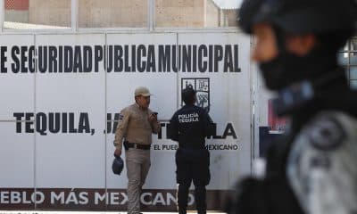 Integrantes de la Guardia Nacional y de la policía custodian las instalaciones de una comisaría en el municipio de Tequila, Jalisco (México). EFE/ Francisco Guasco