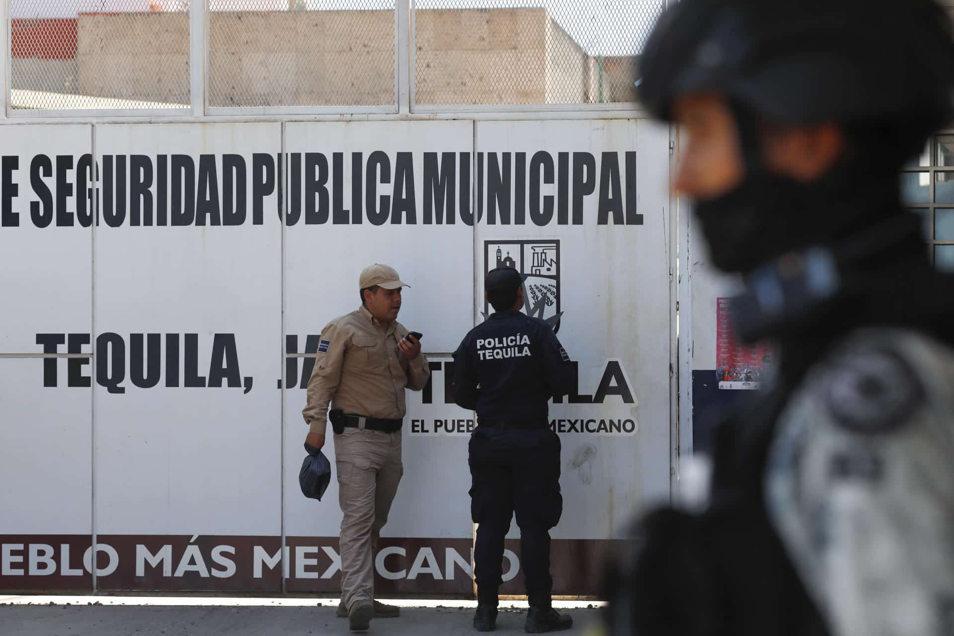 Integrantes de la Guardia Nacional y de la policía custodian las instalaciones de una comisaría en el municipio de Tequila, Jalisco (México). EFE/ Francisco Guasco