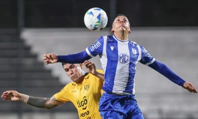 Bruno Larregui (d) de Juventud disputa un balón con Sebastian Zaracho de Guaraní este jueves, durante un partido de la Copa Libertadores. EFE/ Gastón Britos