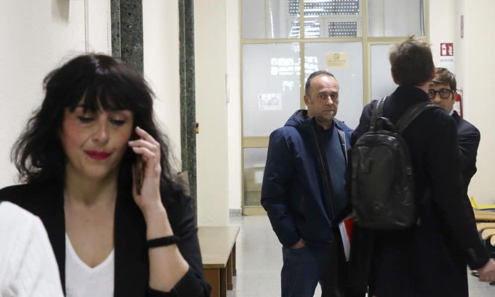 La española Juana Rivas (i) este jueves en el Tribunal de Cagliari (Cerdeña, Italia) ante el que declaró en el juicio contra su expareja, Francesco Arcuri (c), acusado de maltrato a los hijos de ambos. EFE/ Carlos Expósito