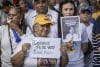 Personas sostienen carteles durante una manifestación por la libertad de los presos políticos y del opositor Juan Pablo Guanipa en Maracaibo (Venezuela). EFE/ Henry Chirinos
