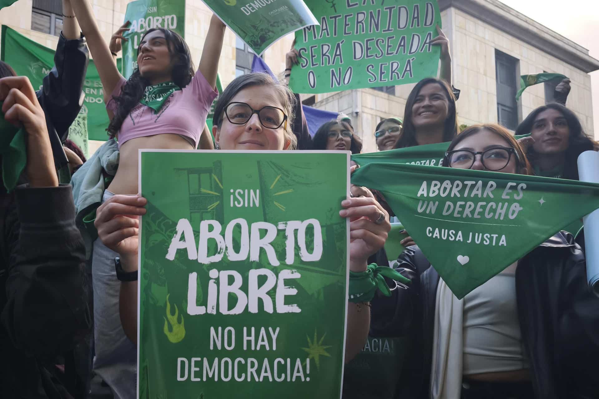 Mujeres sostienen carteles y pañuelos este sábado, durante una manifestación que conmemora los 4 años del aborto legal en Bogotá (Colombia). EFE/ Martina Castells
