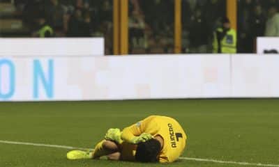 El portero del US Cremonese Emil Audero tendido sobre el césped tras eleimpacto de un petardo en Cremona,Italia. EFE/EPA/DAVIDE CASENTINI