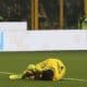 El portero del US Cremonese Emil Audero tendido sobre el césped tras eleimpacto de un petardo en Cremona,Italia. EFE/EPA/DAVIDE CASENTINI